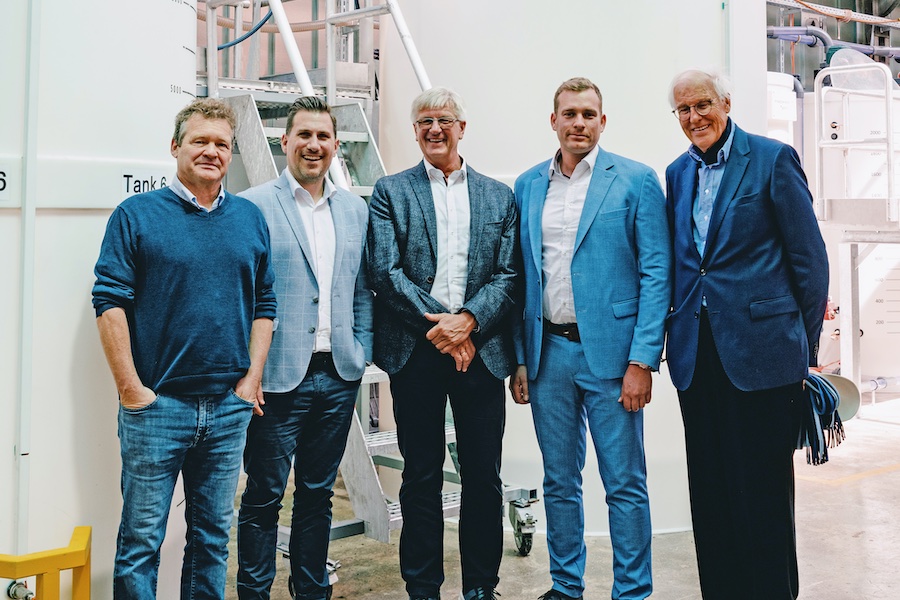 From left to right: Stefan Radlmayr (PNW, CEO); Philipp Ebbinghaus (Sandler AG, future CEO);
Dr. Ulrich Hornfeck (Sandler AG, Board Member & CCO); Dr. Manuel Clauss (PNW, COO); Dr. Ulrich Scheufelen (PNW, Senior Consultant) From left to right: Stefan Radlmayr (PNW, CEO); Philipp Ebbinghaus (Sandler AG, future CEO);
Dr. Ulrich Hornfeck (Sandler AG, Board Member & CCO); Dr. Manuel Clauss (PNW, COO); Dr. Ulrich Scheufelen (PNW, Senior Consultant)