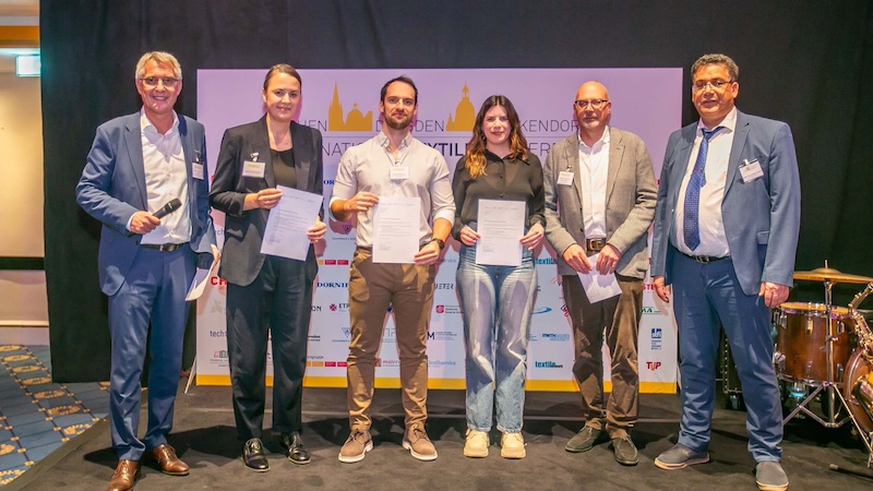 The organizers DITF, DWI and ITM present the certificates to the winners of the Best Poster Award 2024 (from left) Professor Götz T. Gresser (DITF), Johanna Beuscher (Frankfurt University of Applied Sciences), Bruno Peliteiro (CeNTI, Portugal), Chrysanthi Oikonomidi (AMIBM, Netherlands), Professor Andreas Herrmann (DWI), Professor Chokri Cherif (ITM). Photo: DITF