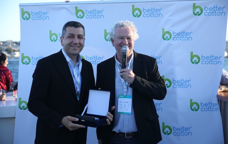 Abdurrahim Yada from IPUD (left) and Alan McClay from Better Cotton (right) at Better Cotton Member Awards.  Location: Istanbul, Türkiye, 2024. Photo credit: Evronas/Better Cotton.