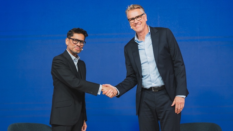 Miran Ali and Colin Browne shaking hands on stage at the Cascale Annual Meeting 2024 © 2024 Cascale