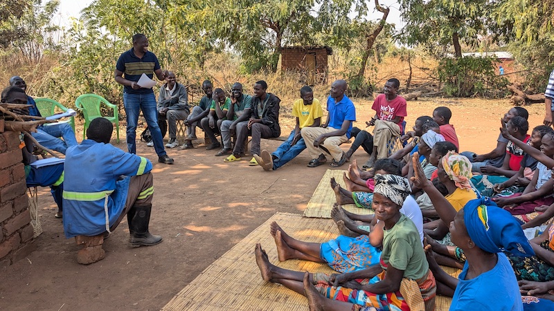 Owen Machuku from ZARI conducting an interactive focus group discussion in Kalichelo in Kefa village, Chipata © 2024 Cotton made in Africa