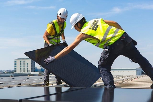 Installation of solar panels on the Berlaymont building © European Commission