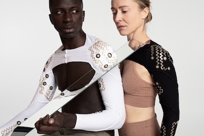 Fraunhofer researchers and designers combine style with functionality: in this case with clothing that measures muscle activity and thus optimizes rehabilitation processes © Jessica Smarsch