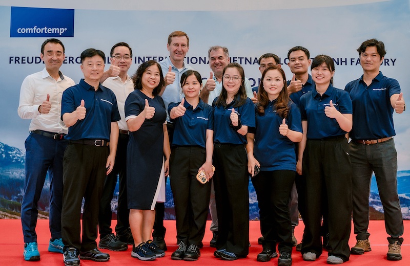 Some of Freudenberg Performance Materials Apparel´s Vietnam team members with top management during the inauguration. Back row from left to right: Masahiro Nakano, VP of Finance and Controlling, Global Sourcing and Digitalization Freudenberg Performance Materials Apparel, Jonathan Oh, SVP Freudenberg Performance Materials Apparel, John McNabb, CTO Freudenberg Performance Materials © 2024 Freudenberg