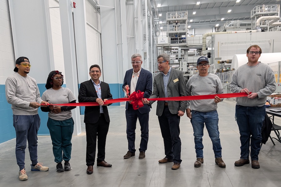 Diego Boeri, Executive President of Indorama Ventures’ Fibers Segment including Avgol, cutted the ribbon during the line opening in Mocksville. Avgol’s CEO Sivan Yedidsion (3rd from left), Will Marklin, Mocksville Mayor (3rd from right) and employees joined the celebration © 2025 Indorama Venture