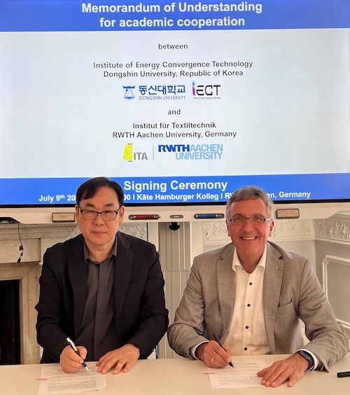 Professor Dr Chun-Shik Kim and Professor Dr Thomas Gries sign the cooperation agreement (from left to right, Source: ITA)