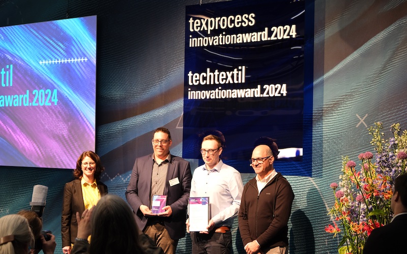Dr.-Ing. Sascha Schriever and Maximilian Mohr (second and third from left) with the Innovation Award © ITA