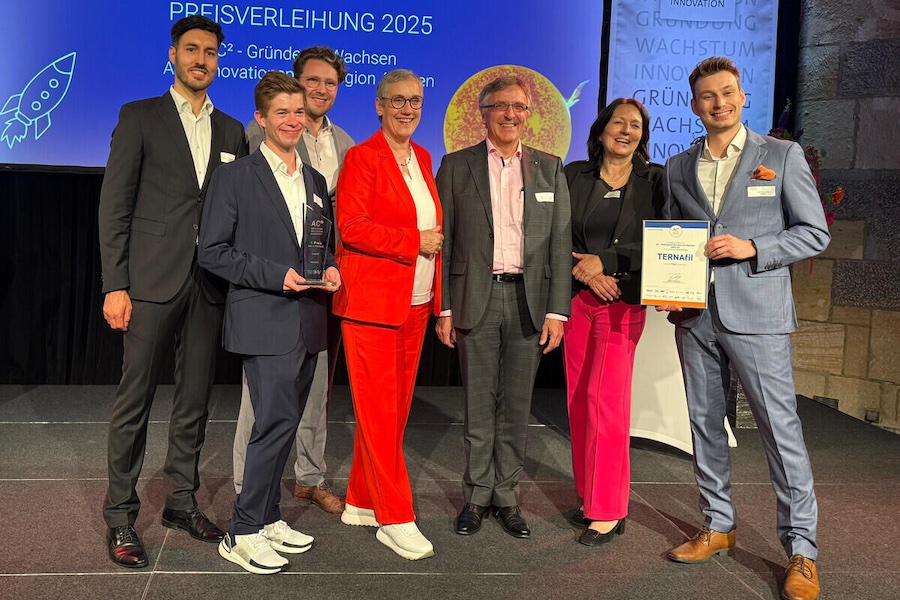 The lucky award winners with Aachen's Lord Mayor Sibylle Keupen (fourth from right) and ITA Director Professor Dr Thomas Gries (third from right) © 2025 ITA The lucky award winners with Aachen's Lord Mayor Sibylle Keupen (fourth from right) and ITA Director Professor Dr Thomas Gries (third from right) © 2025 ITA