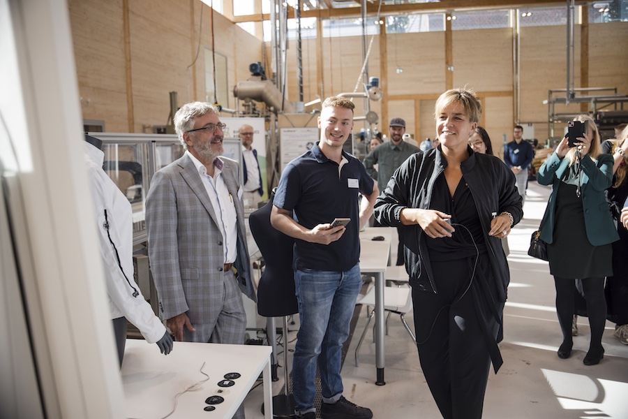 Testing a smart jacket as part of the Textile Factory 7.0 project with Mona Neubaur © Tomas Rodriguez<br />
