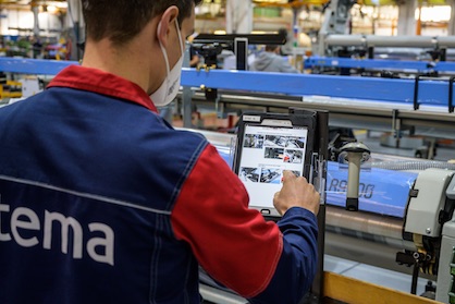 A phase of the manufacturing of the Itema weaving machines in the Colzate plant. The operators, through tablets and scanners, have all the data of the machine assembly according to the principles of industry 4.0 (c) 2021 Itema Group