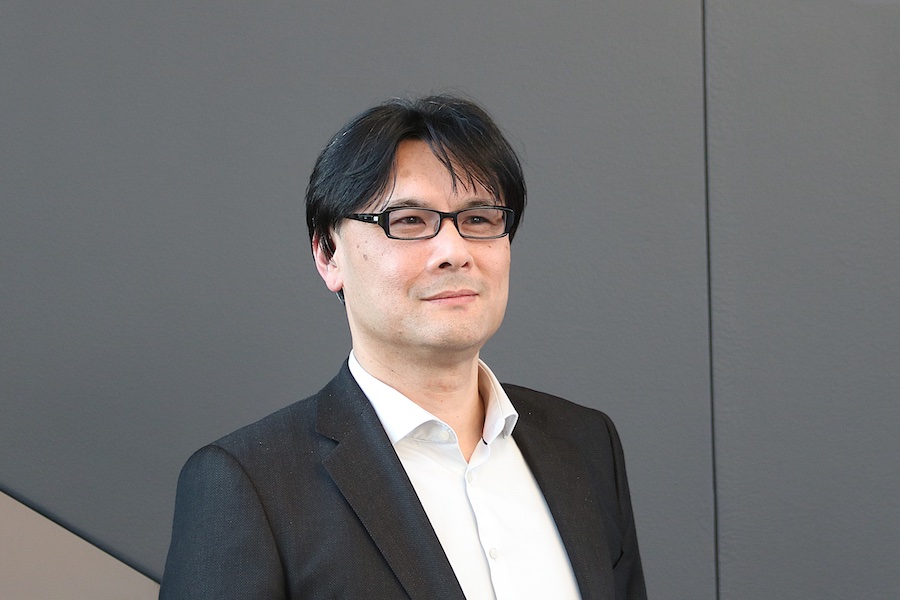 Tetsuji Yasumura from the KARL MAYER Care Solutions team is pleased to receive inquiries about replacing existing batching devices with the new 26 B variant on Raschel machines in practice © 2025 KARL MAYER