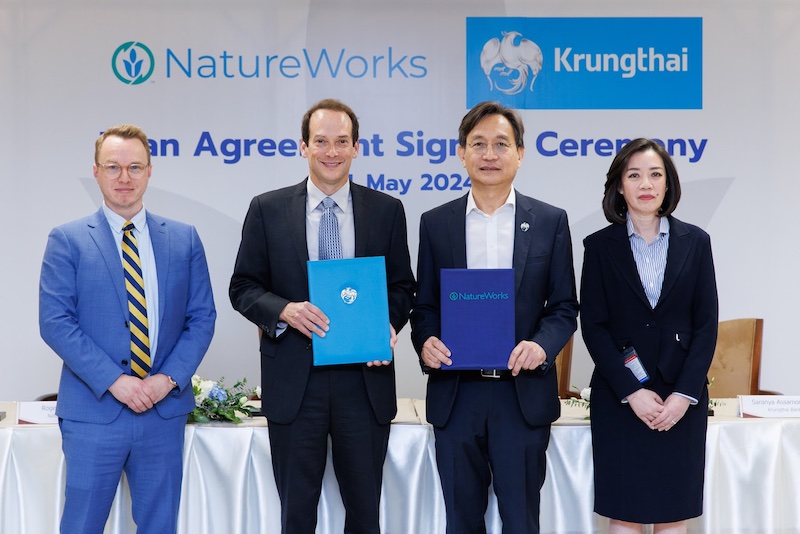 Executives from NatureWorks and Krungthai Bank PCL finalized new financing for NatureWorks’ new fully integrated Ingeo PLA manufacturing facility in Thailand which is on track to open in 2025. Pictured from left: Roger Kempa, Interim CFO, NatureWorks; Erik Ripple, President & CEO, NatureWorks; Suratun Kongton, Chief Wholesale Banking Officer, Krungthai Bank; Saranya Assamongkol, EVP, Sector Head, Corporate Banking Sector 7, Krungthai Bank © 2024 NatureWorks
