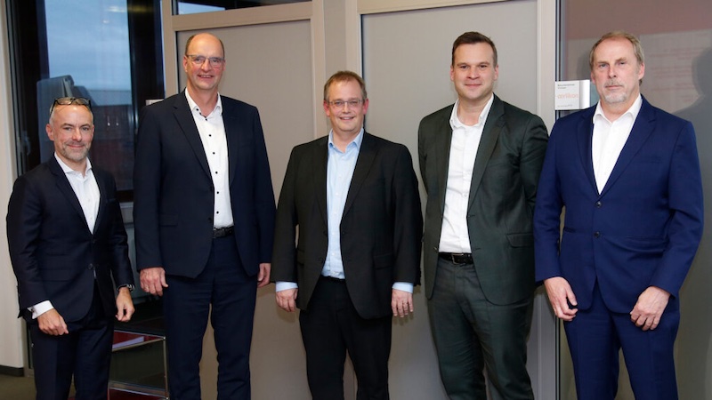 Jochen Adler, CTO, and Georg Stausberg, CEO, both Oerlikon Manmade Fibers Solutions, Dr. Max Preisenberger, Head of Catalysts at Evonik, Lukas Adamek, Head of Strategy & Business Development Oerlikon Manmade Fibers Solutions, and Dr. Gerd Löhden, SVP R&D Smart Materials Evonik at the official founding of the new partnership between Oerlikon Barmag and Evonik © 2025 Oerlikon