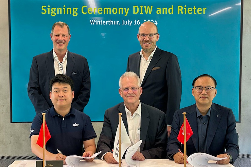 (Back row) Thomas Oetterli, CEO Rieter Group (left); Roger Albrecht, Head of Business Group Machines & Systems (Front row, from left to right): Liu Yifang, Vice Chairman, Shanghai Digital Intelligence World Industrial Technology Co., Ltd.; Michael Hubensteiner, Country Managing Director Rieter China; Michael Wang, Senior Vice President, Rieter Sales China © 2024 Rieter