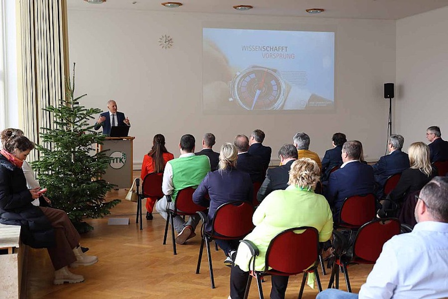 TITK Director Benjamin Redlingshöfer welcomed around 60 guests from politics, business, and research to the inauguration ceremony. (Image rights: TITK / Steffen Beikirch)