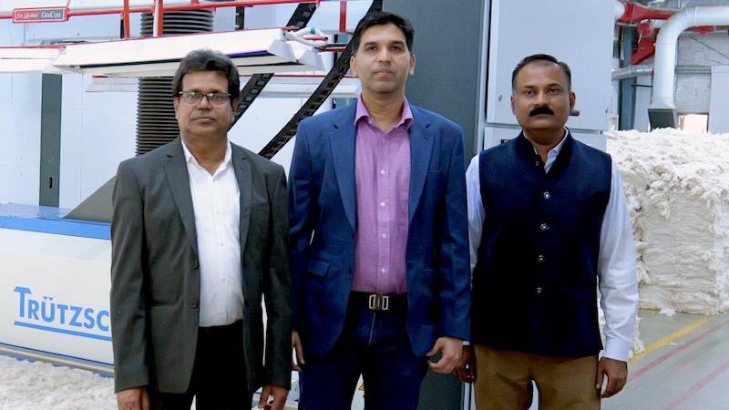 From left to right: Gautam Kumar Dhang (CEO Fabric Business Gimatex), Vineet Mohota (Director Gimatex) and Manish Deolankar (General Manager Gimatex) in front of Trützschler’s Bale Opener © 2024 Trützschler