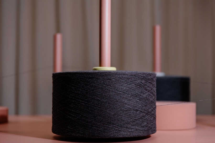 The WYRON truecycled® yarn consists of 50% post-consumer textile waste and 50% recycled polyester. Copyright © 2025 Brain of Materials The WYRON truecycled® yarn consists of 50% post-consumer textile waste and 50% recycled polyester. Copyright © 2025 Brain of Materials