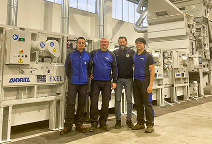 ANDRITZ Laroche project team with Alessandro Giana, co-owner of Sfilacciatura Negro in front of the new generation Exel line © ANDRITZ