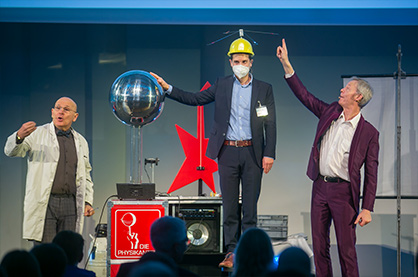 The Physikanten proved that science can also be fun. In the middle: Presenter Mirko Drotschmann. Photo: DITF The Physikanten proved that science can also be fun. In the middle: Presenter Mirko Drotschmann. Photo: DITF