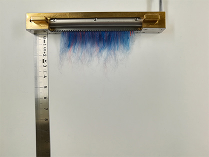 Clamped fibers to be inserted into the measuring device (right) Photo: DITF Clamped fibers to be inserted into the measuring device (right) Photo: DITF
