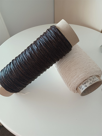 Cotton yarns: with lignin coating as a protective layer against degradation in soil and reference material without coating. Photo: DITF