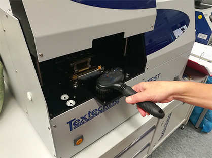 Preparation for the fiber length measurement with the Fibrotest-measuring device. Photo: DITF Preparation for the fiber length measurement with the Fibrotest-measuring device. Photo: DITF