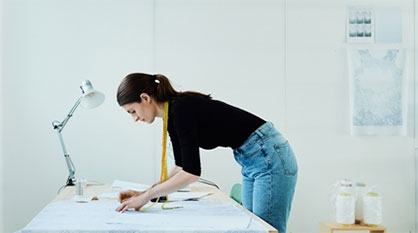 Designer at work: Laura Deschl at the production of the Sensor Shirt. Image: Ladina Bischof / TaDA