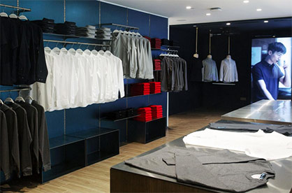 The concept store, the largest among DETERMINANT’s store lineup, offers a full collection of the brand’s products, including its auspiciously red series of masks, sweaters and T-shirts, a festive complement to the upcoming Spring Festival.  © 2021 Esquel