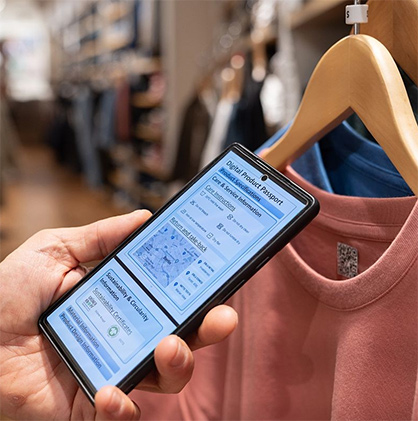 © Nadine Glad<br />
QR codes help consumers understand how their products were made and how they can be repaired. © Nadine Glad<br />
QR codes help consumers understand how their products were made and how they can be repaired.