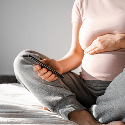 © Adobe Stock #355517511
Ultra-thin smart textiles are being refined for their use in obstetric monitoring and will enable analysis of vital data via app for pregnancies.