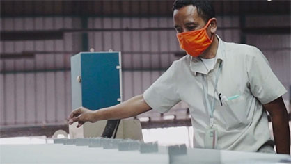 Job migration and upskilling for workers will be important when shifting to become a circular business. Here at one of H&M Group’s supplier factories in Bandung, Indonesia. © 2021 H&M Job migration and upskilling for workers will be important when shifting to become a circular business. Here at one of H&M Group’s supplier factories in Bandung, Indonesia. © 2021 H&M