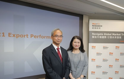Hong Kong Trade Development Council Director of Research Nicholas Kwan and Assistant Principal Economist (Greater China) Alice Tsang announced the HKTDC Export Index for the fourth quarter of 2021 and gave the HKTDC’s prediction for export growth in 2022 at a press conference today (16 December) © 2021 HKTDC