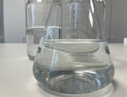 The test method according to DIN SPEC 4872 shows how many fibres are released during the washing of textiles, how well these fibres degrade in wastewater and how harmful the fibre residues are to the environment. © Hohenstein