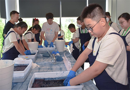 Children at the natural dyeing workshop © 2023 Y.L. Yang Foundation Children at the natural dyeing workshop © 2023 Y.L. Yang Foundation