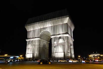 Christo's last work of art: For two weeks, fabric from the P2 rapier weaving machine from DORNIER covered the famous Arc de Triomphe in Paris in autumn 2021. © 2022 Lindauer DORNIER