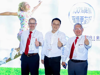 Frank Fei and Clemens Kaplan with the esteemed customer Hangzhou Phoenix © 2023 Mahlo Frank Fei and Clemens Kaplan with the esteemed customer Hangzhou Phoenix © 2023 Mahlo