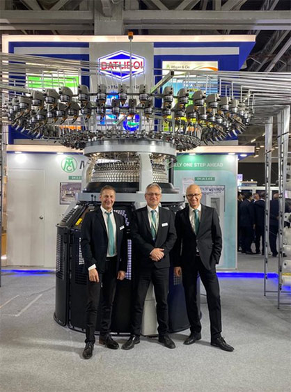 The Mayer & Cie. team in front of the OVJA 2.4 E at ITME 2022. © 2022 Mayer&Cie