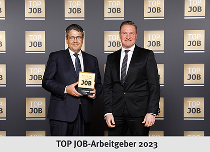 Sigmar Gabriel, patron of Top Job, hands over the award to Marcus Mayer from Mayer & Cie. © 2023 Mayer&Cie