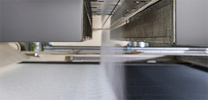 The Oerlikon Nonwoven meltblown spinning process excels as a result of homogeneous nonwoven properties and running meter weights. © 2021 NOWOtex The Oerlikon Nonwoven meltblown spinning process excels as a result of homogeneous nonwoven properties and running meter weights. © 2021 NOWOtex
