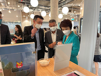 From Left to Right: Tey Wei Lin, RGE President, Bey Soo Khiang, RGE Vice-Chairman, and Low Yen Ling, Minister of State for Trade & Industry and Culture, Community, interacting with RGE's raw materials display at launch event © 2021 RGE