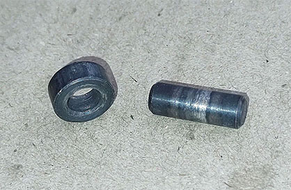 Worn out pin and roller © 2022 Rieter