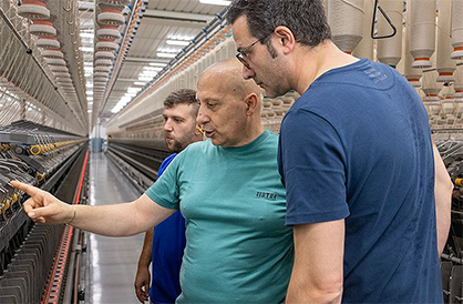 Team discussion at the Rieter ring spinning machine (photo by Ana Palacios) Team discussion at the Rieter ring spinning machine (photo by Ana Palacios)