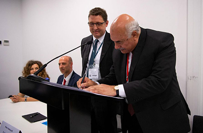 (c) 2019 Rieter - Dr. Ahmed Moustafa Mohamed and Dr. Norbert Klapper signing the contract (c) 2019 Rieter - Dr. Ahmed Moustafa Mohamed and Dr. Norbert Klapper signing the contract