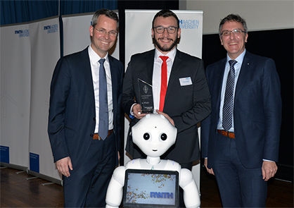 Prof. Malte Brettel (RWTH Aachen University), Robert Brüll (ITA) and Prof. Thomas Gries (ITA) with the RWTH Innovation Award (from left to right), Photo: Andreas Schmitter Prof. Malte Brettel (RWTH Aachen University), Robert Brüll (ITA) and Prof. Thomas Gries (ITA) with the RWTH Innovation Award (from left to right), Photo: Andreas Schmitter