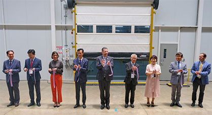 Ribbon-cutting ceremony held for its completion of second spinning mill in Coris, Cartago.
Sang Soon Han, James Ha, Jimena Chinchilla, Jin Hae Kim, President Rodrigo Chaves, Chairman of Global Sae-A Group Woong-ki Kim, Soo-nam Kim, KM Kim, and Eric Scharf (from left to right) © 2022 Global Sae-A