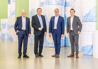 Philipp Ebbinghaus (right) will become a member of the management board on January 1, 2023; Wolfgang Höflich (second from left) will retire on December 31, 2022. CEO Dr. Christian Heinrich Sandler (left) and Dr. Ulrich Hornfeck (third form left) remain members of the management board. © 2022 Sandler