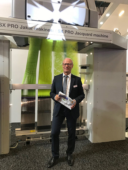 Fritz Legler, Stäubli Textile Global Head of Marketing, Sales & Service WP, presents the new machine © 2022 TexData International