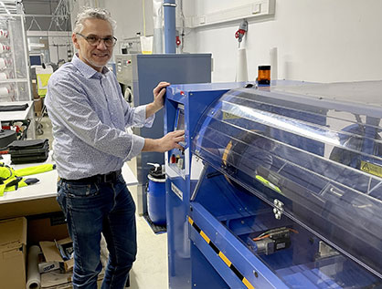 Löffler Plant Manager Arnold Bowier at the control of the FA350 automatic roll slitter. © 2023 TMAS Löffler Plant Manager Arnold Bowier at the control of the FA350 automatic roll slitter. © 2023 TMAS