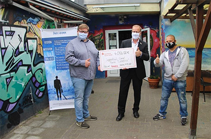 © Trevira GmbH: Handing over the donation to the Comet Youth Club