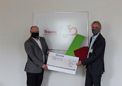 © Trevira GmbH: Handing over the cheque to the CEO of ‘Kartei der Not’